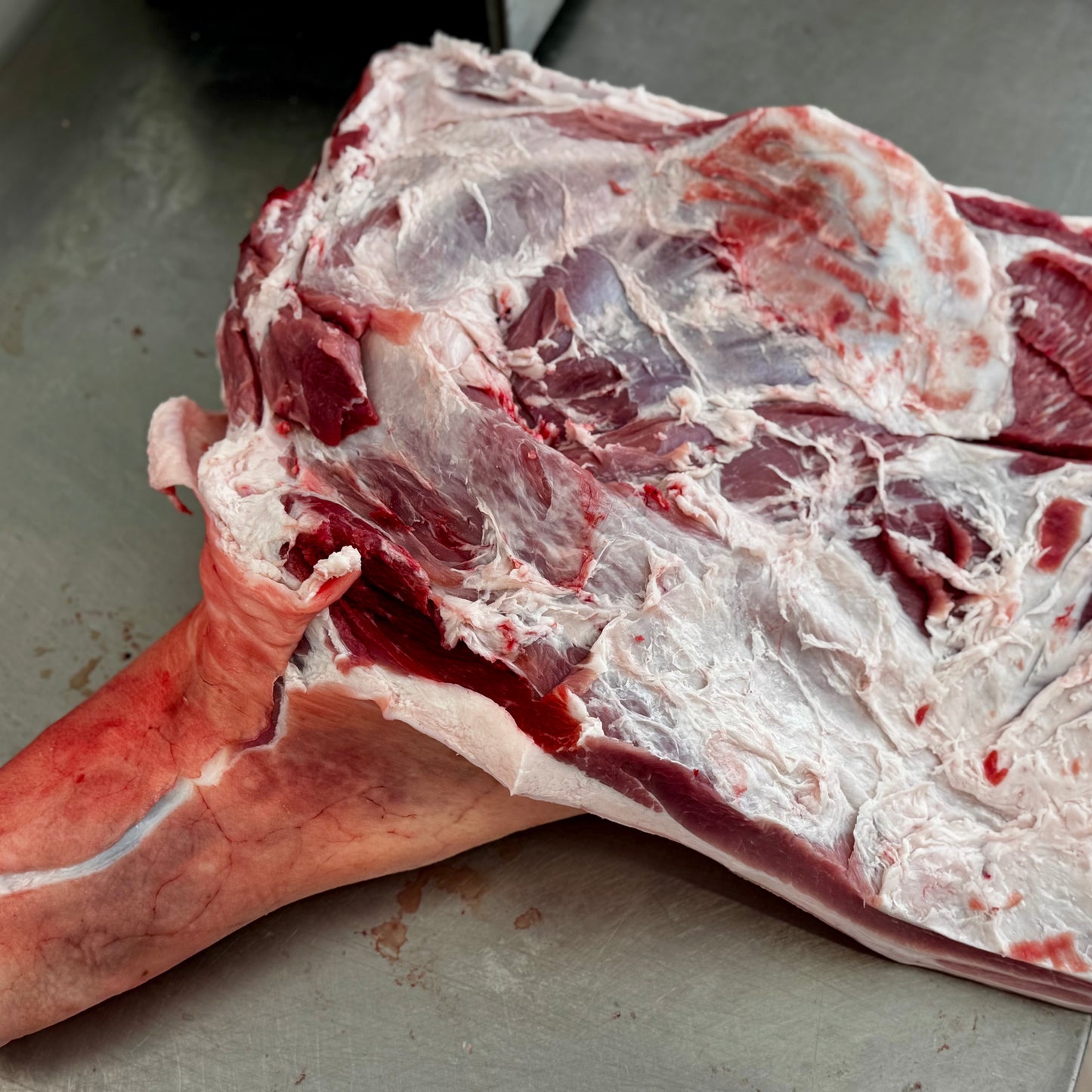 SPALLA DI MAIALE CON OSSO E COTENNA (7,29€/KG)