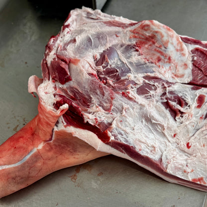 SPALLA DI MAIALE CON OSSO E COTENNA (7,29€/KG)